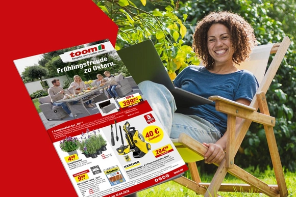 Eine lächelnde Person sitzt im Gartenstuhl, daneben ist ein Werbeprospekt eingeblendet.